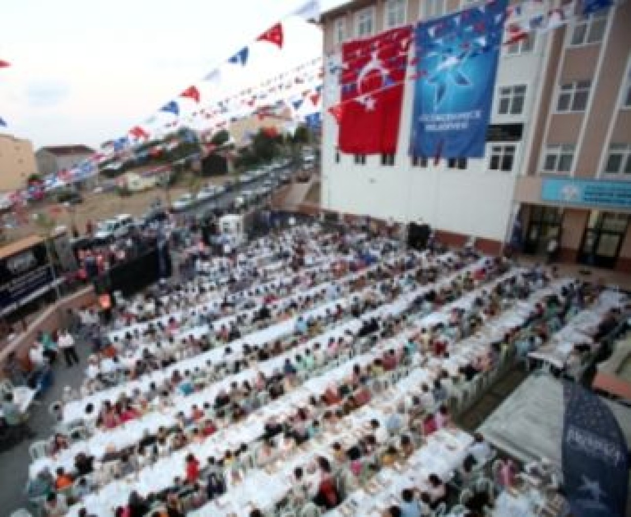 İLK SOKAK İFTARI YARIMBURGAZ'DA