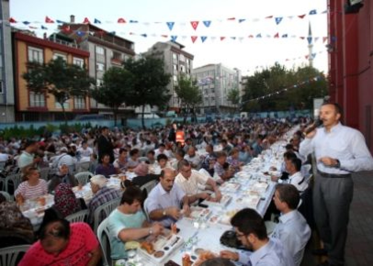 İFTAR SOFRALARINA YOĞUN İLGİ