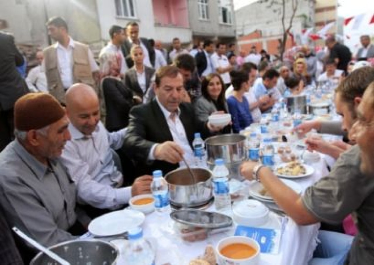 KAYNARCA ORUÇ AÇTI, KADIOĞLU DUA ETTİ