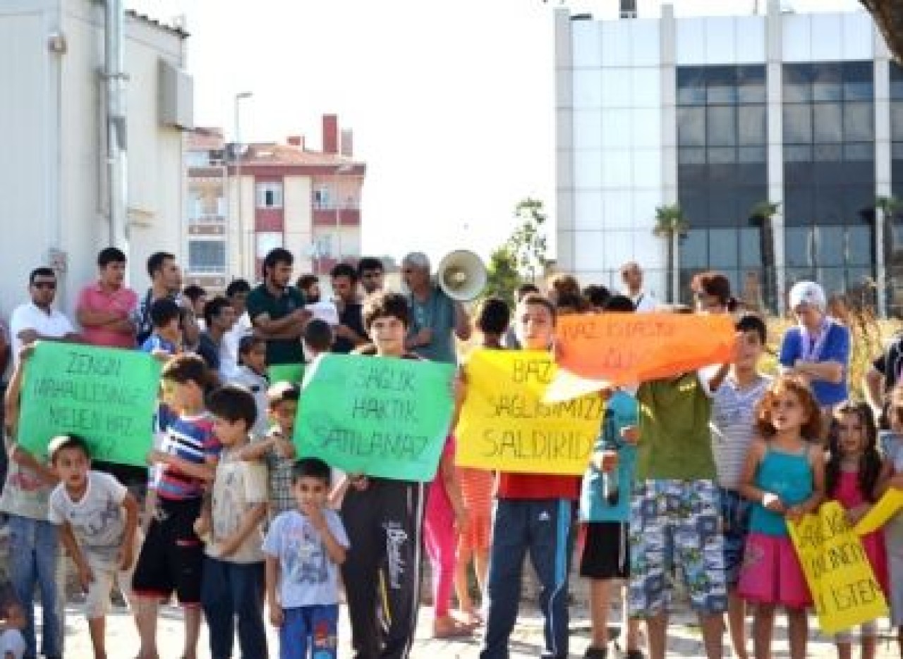 MAHALLELERİNDE BAZ İSTASYONU İSTEMEYEN HALK SOKAĞA ÇIKTI.