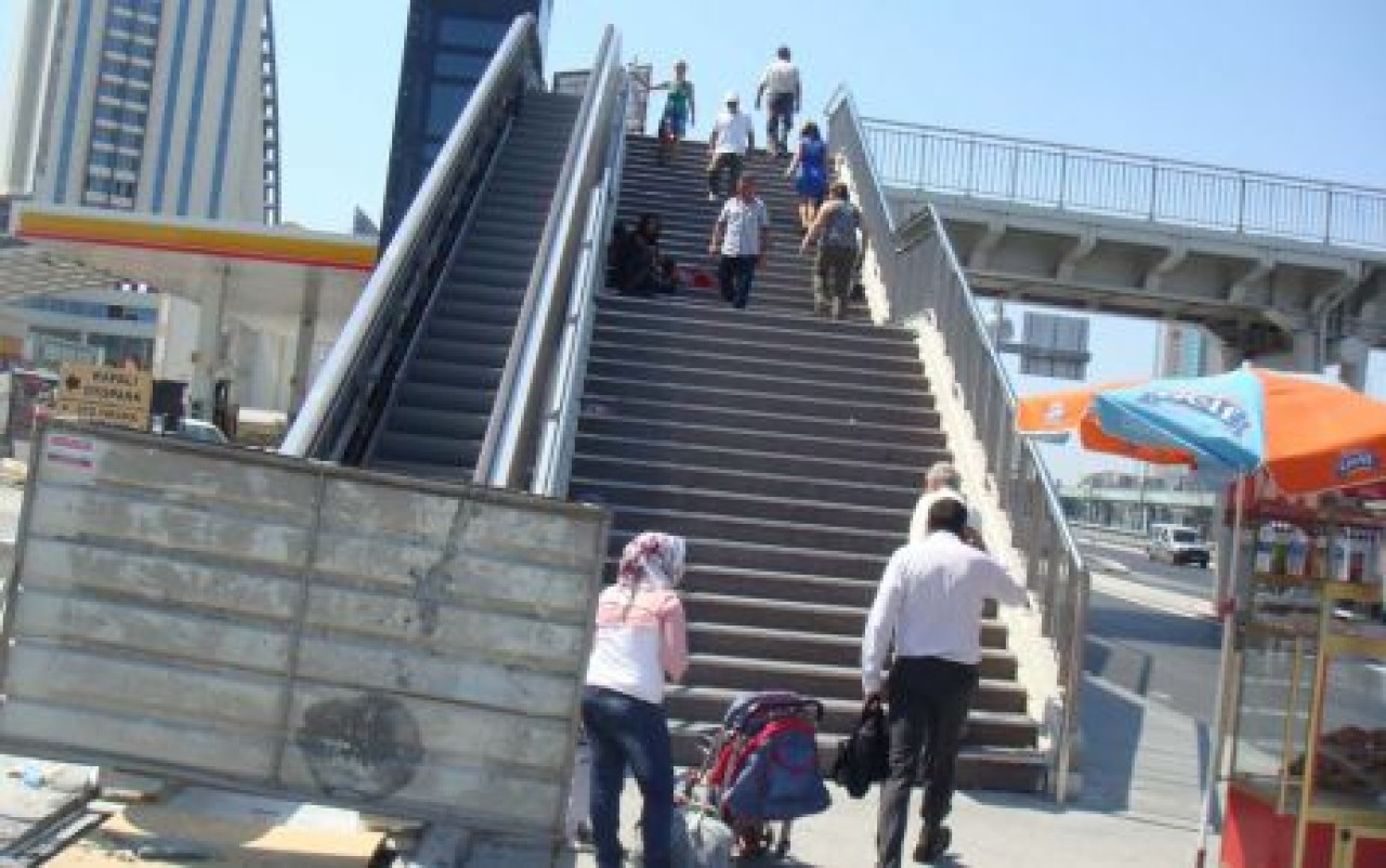 Metrobüslerin yürüyen merdivenleri ne zaman yapılacak?
