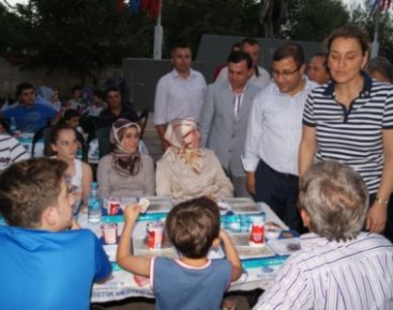 SOMALİ’DE YAŞAYANLAR PİRİNÇ TANESİNE MUHTAÇ