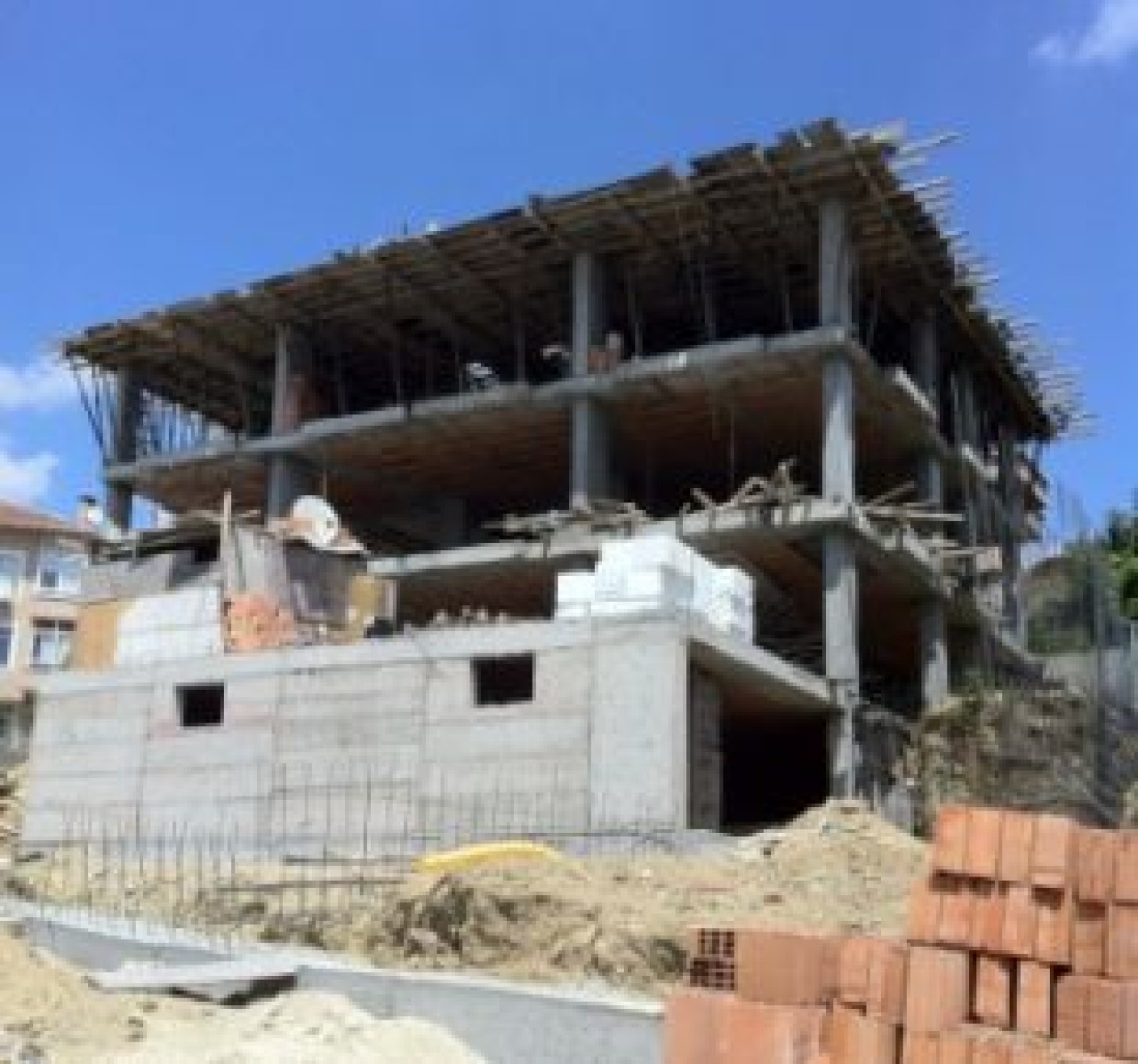 İMARA VE RUHSATA AYKIRI BİNA YIKILDI!