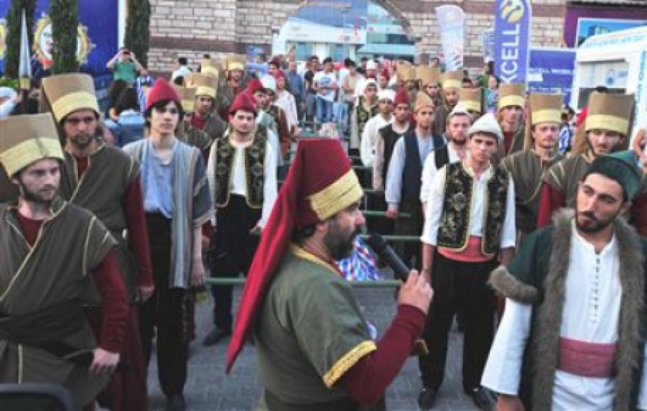 B.DÜZÜ’NDE BAKLAVA ALAYI COŞKUSU