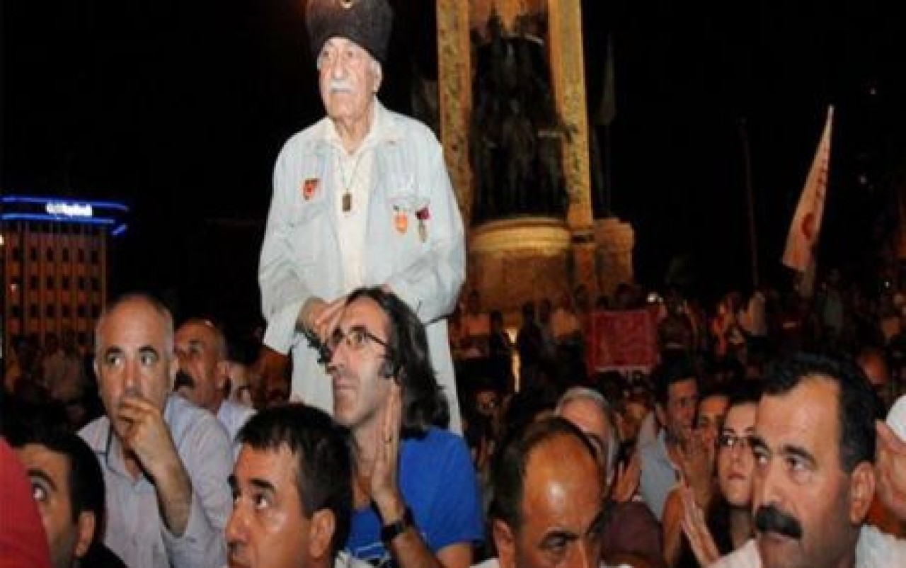 CHP'lilerden Taksim'de oturma eylemi