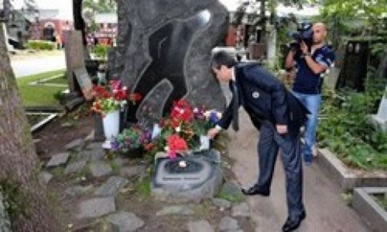 Kocaman, Nazım Hikmet'in mezarında