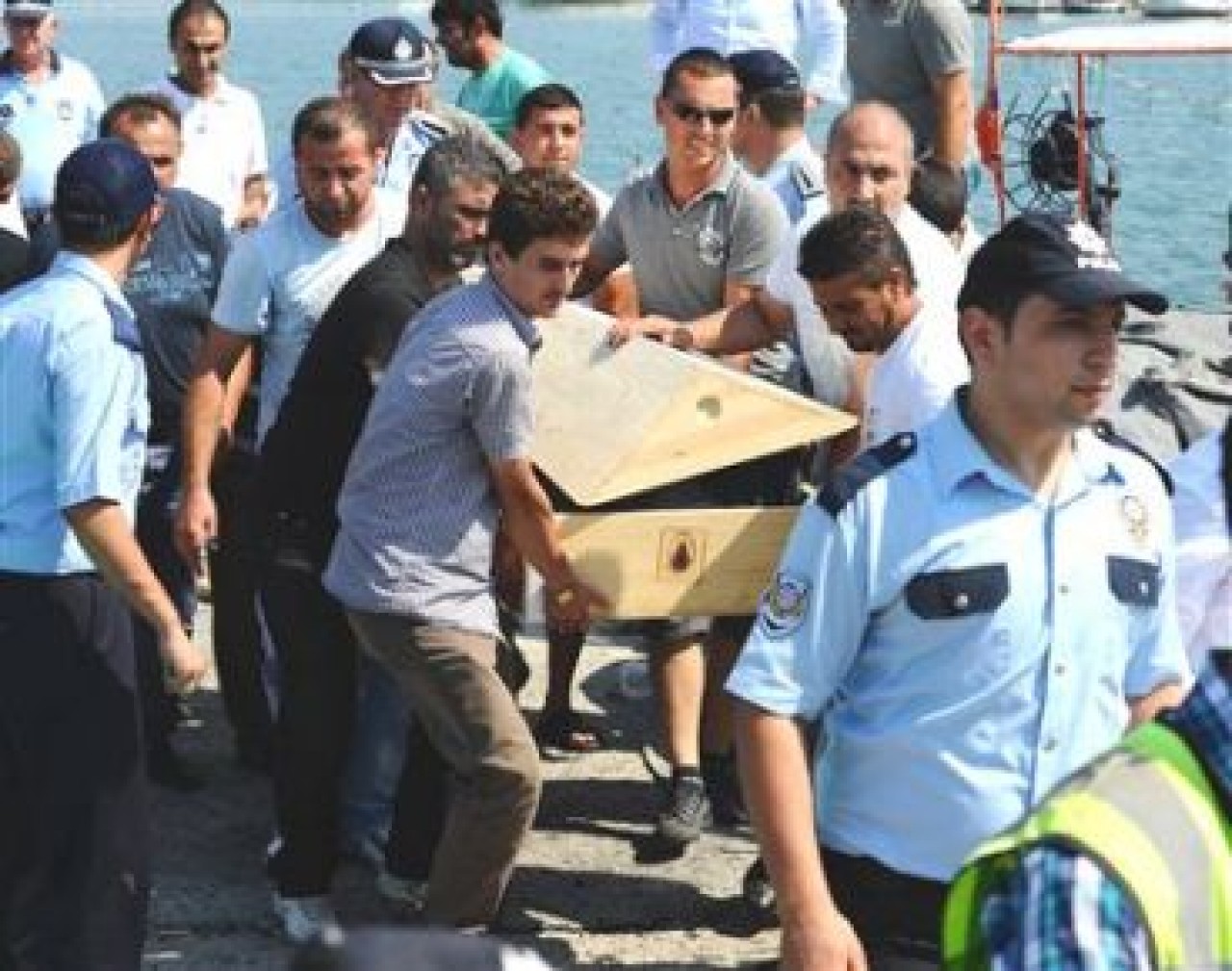 KAYBOLANLARDAN İKİ KİŞİ ÖLÜ BULUNDU. ÇALIŞMALARA ARA VERİLDİ