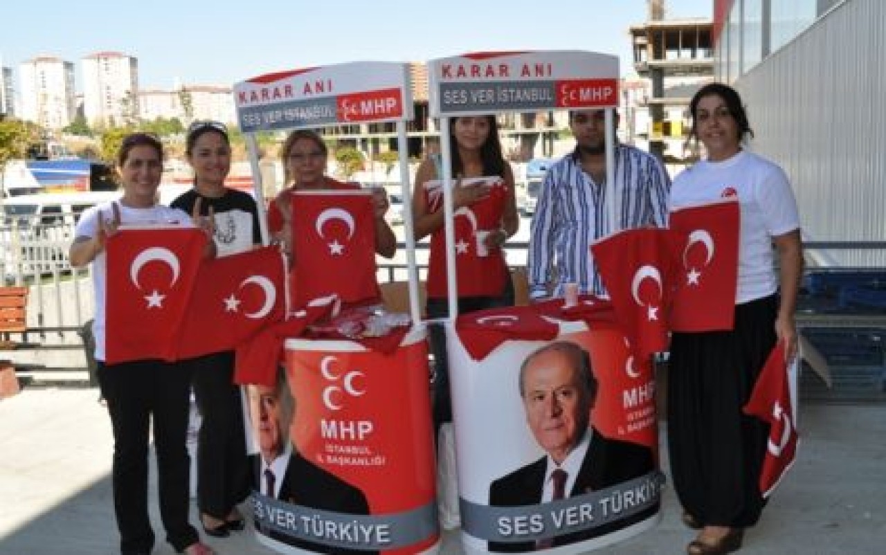 MHP Beylikdüzü Kadın Kolları Bayrak Dağıttı