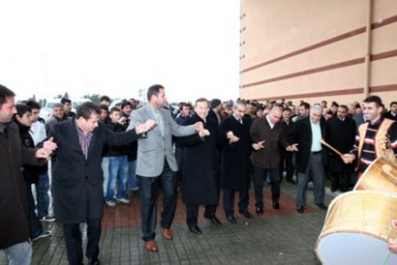 Köprülü kavşak halaylarla açıldı