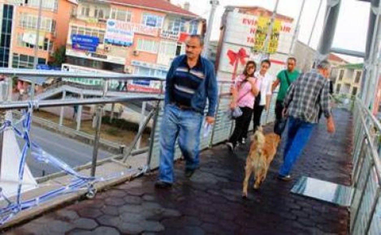 TÜYAP üst geçidi alarm veriyor