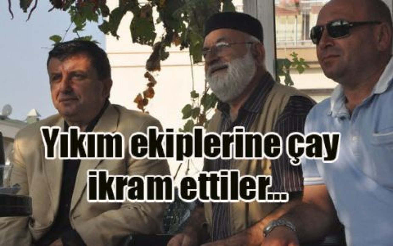 Yıkım ekiplerine çay ikram ettiler…