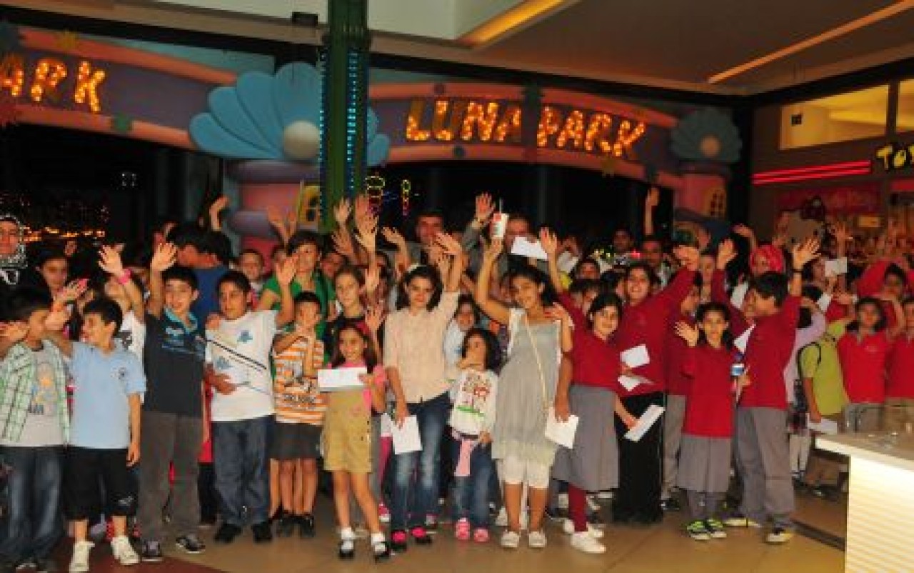 300 çocuğu sevindirdi