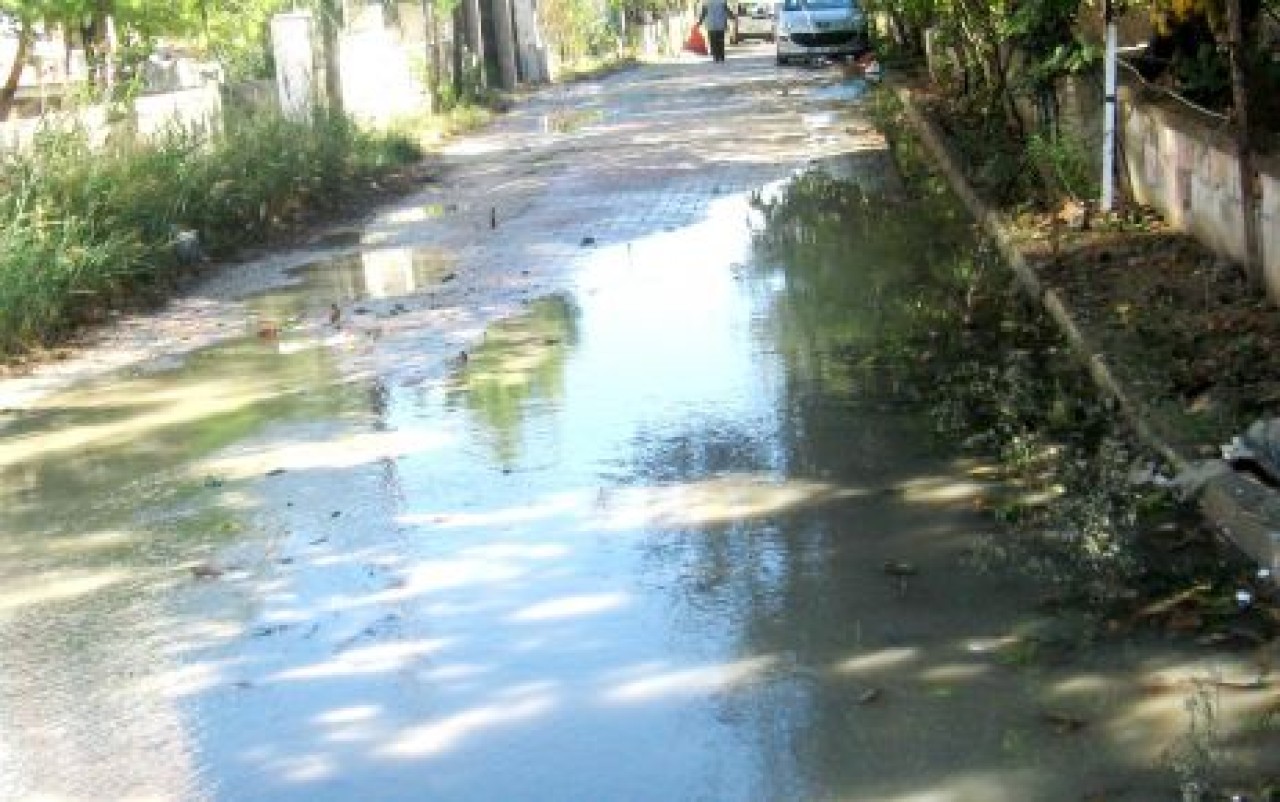 Kumburgaz'da yağış kaldırım ve yolları çökertti