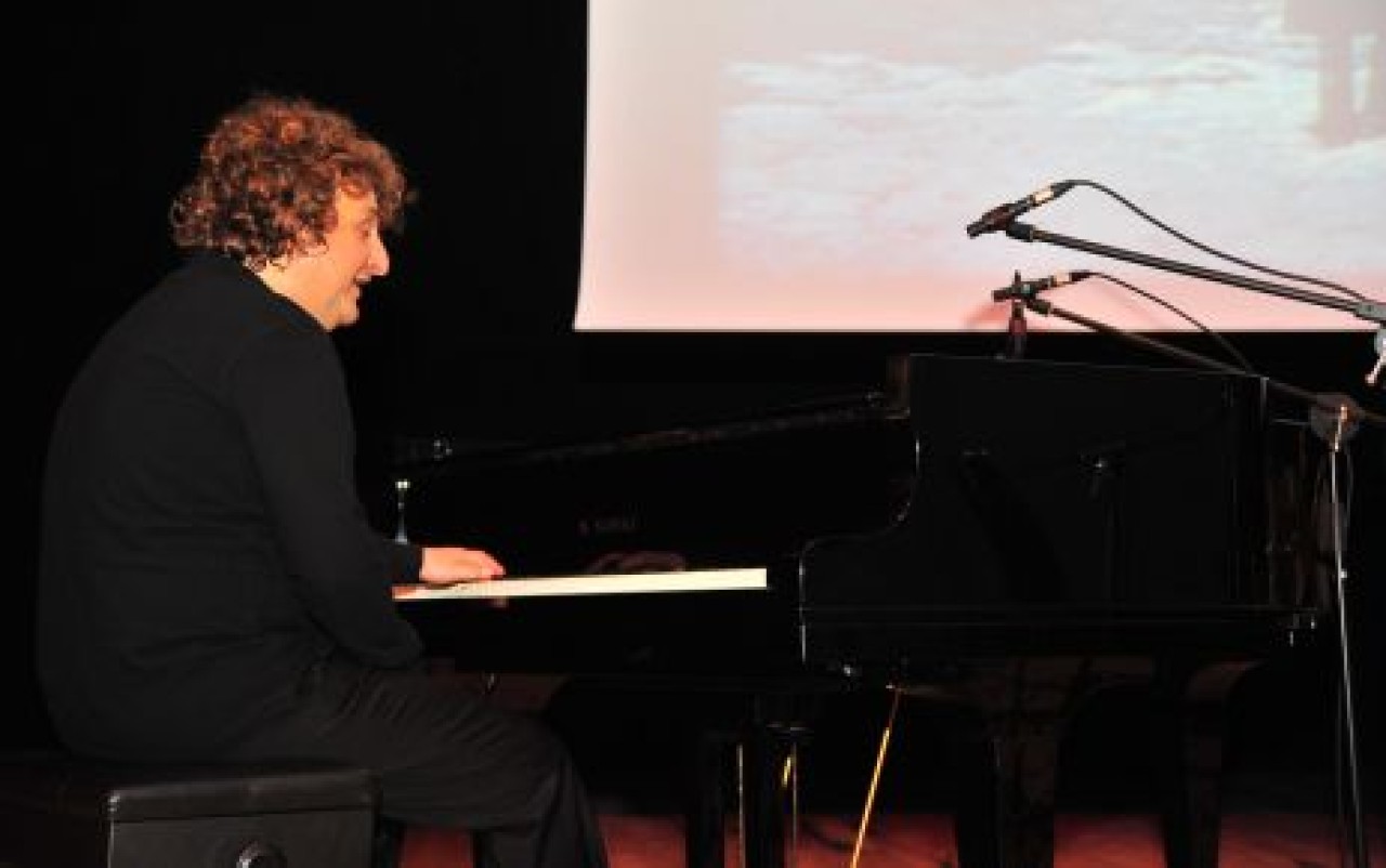 Ünlü piyanist Tuluyhan Uğurlu ayakta alkışlandı