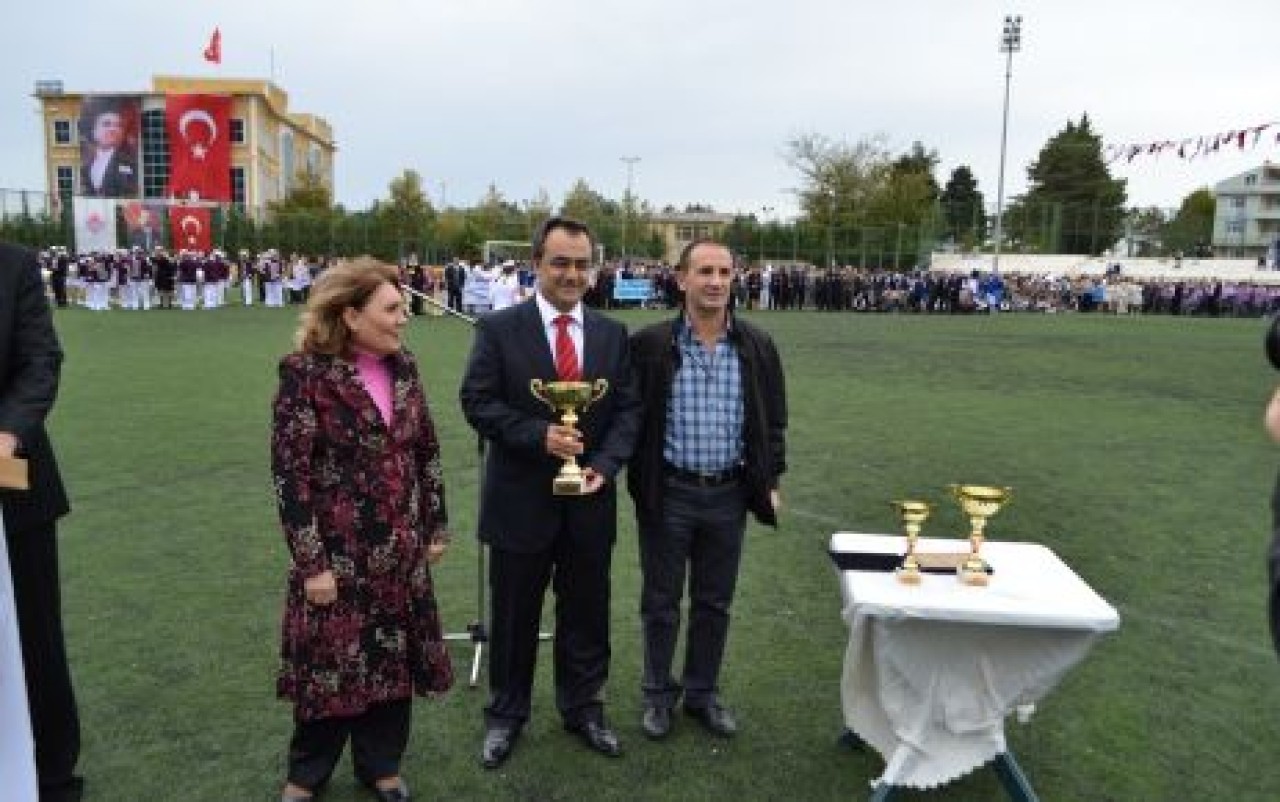 Kaymakam Taşdan kupasını aldı