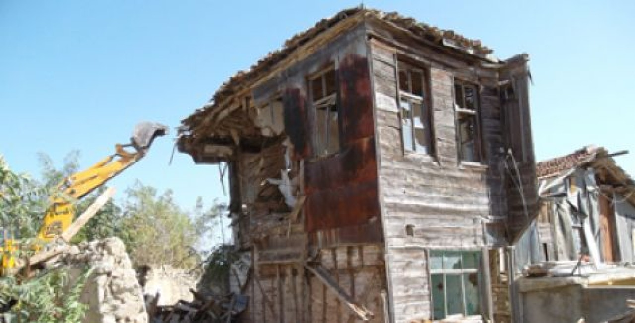 Tehlike yaratan yedi binanın yıkımı gerçekleştirildi