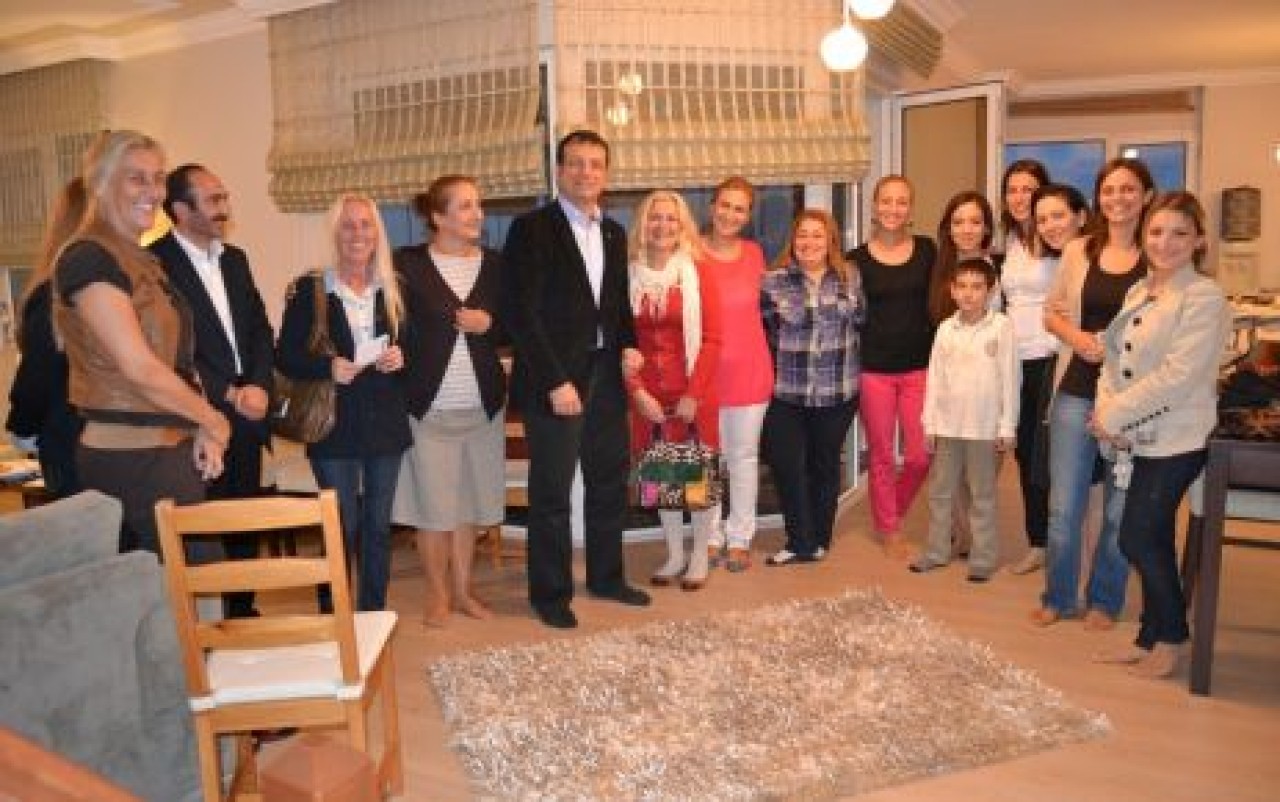 Başkana altı oklu pasta sürprizi