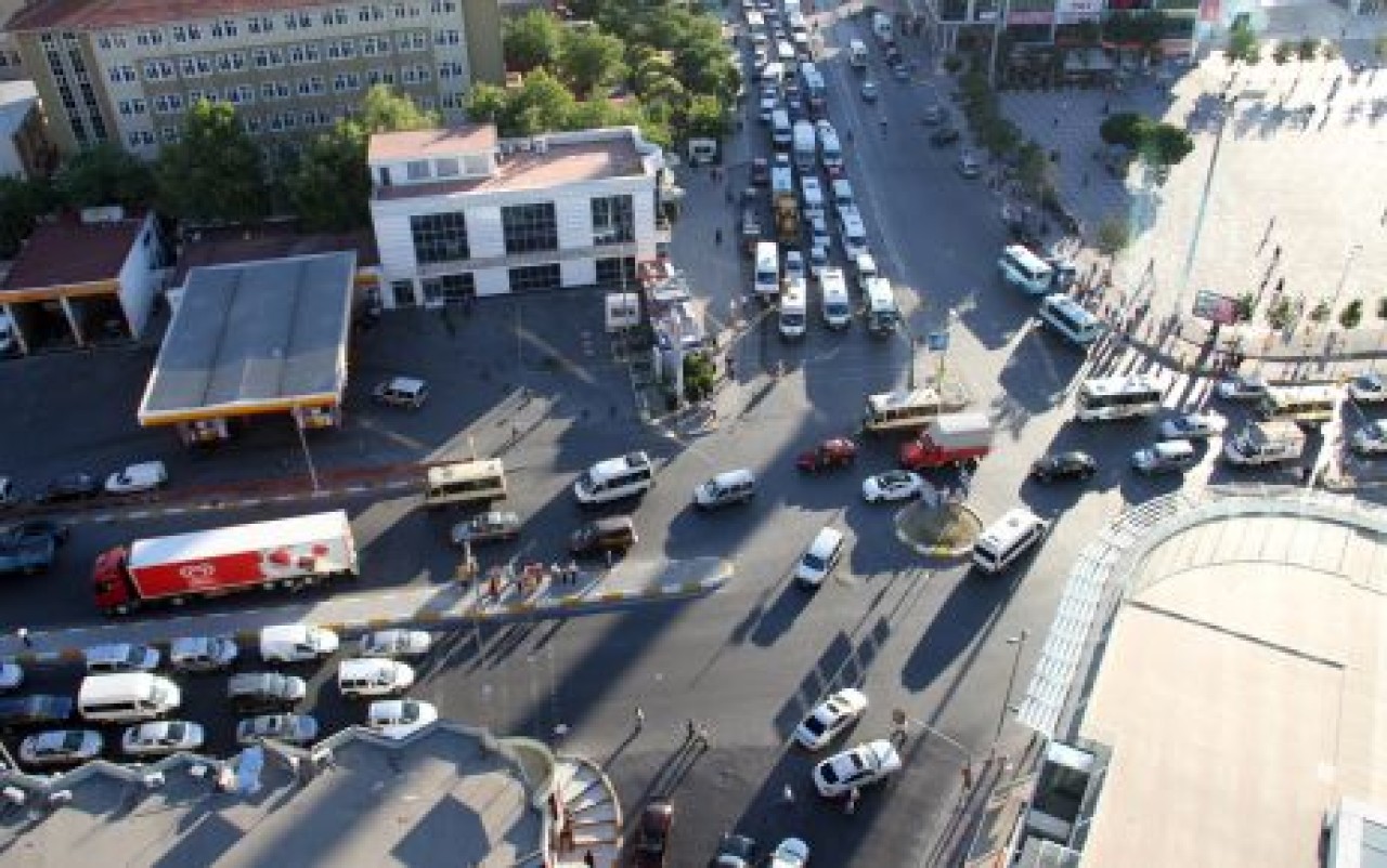 Meydanın trafik kâbusu isyan ettirdi