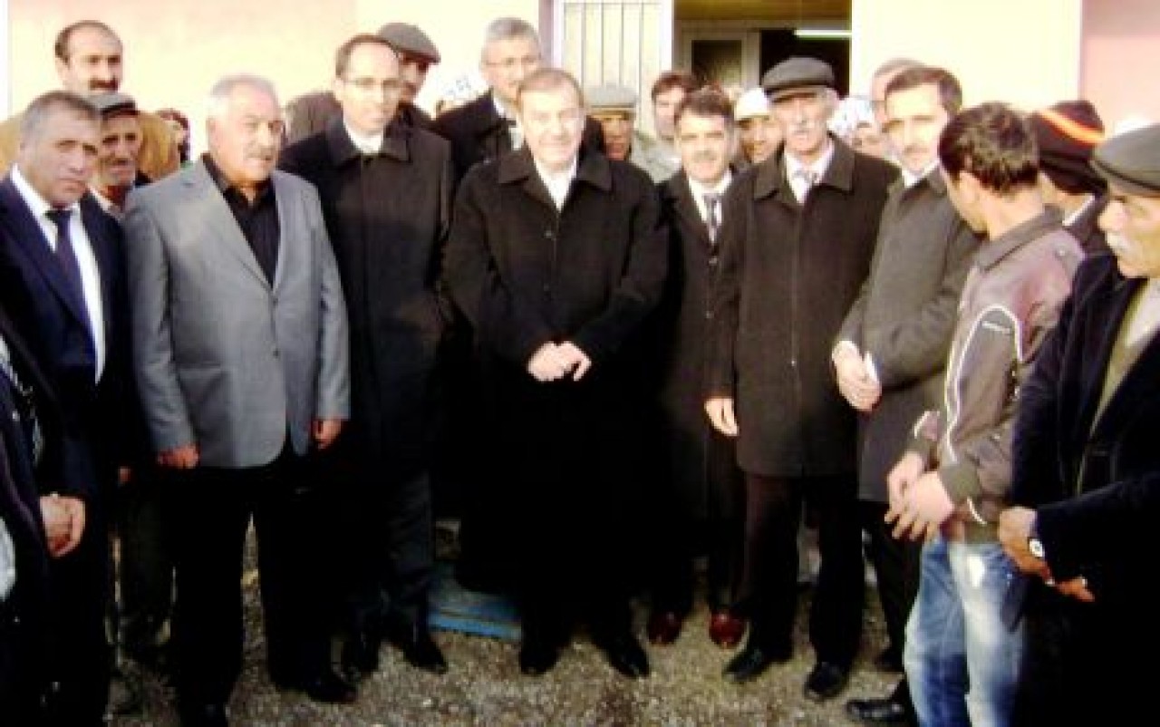 Kadıoğlu Kars'ta kitap dağıttı