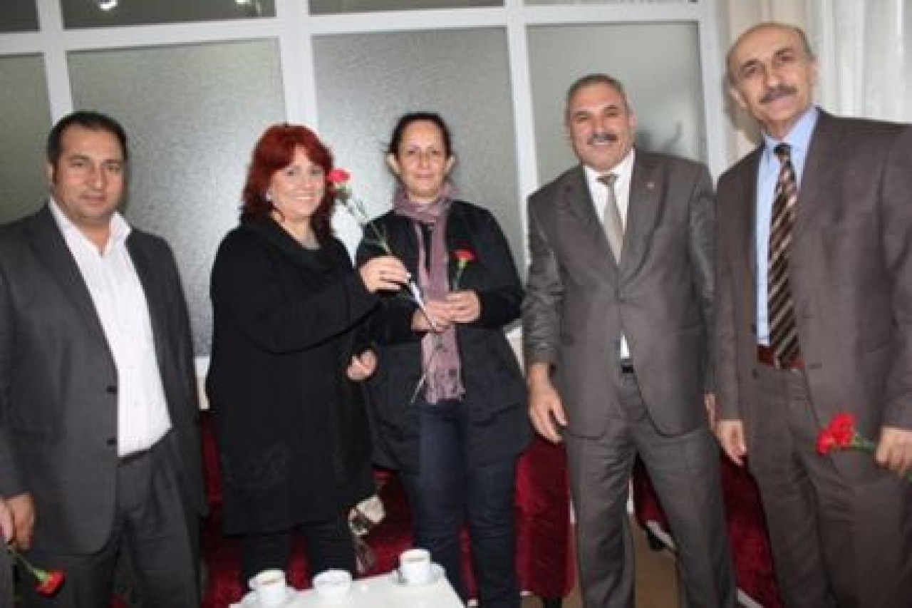 CHP Büyükçekmece Öğretmenlere karanfil dağıttı