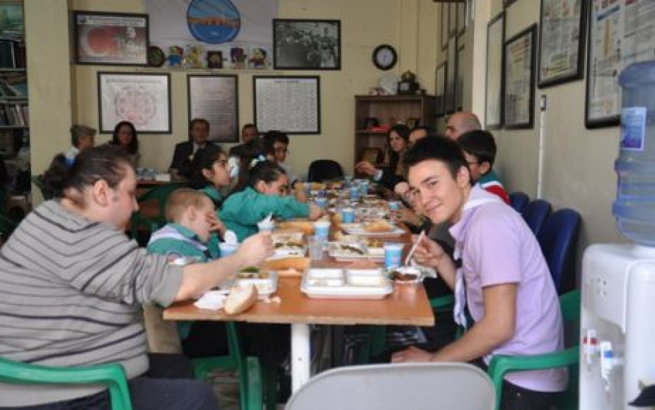 Engelli İzciler türkülerle karşıladı…