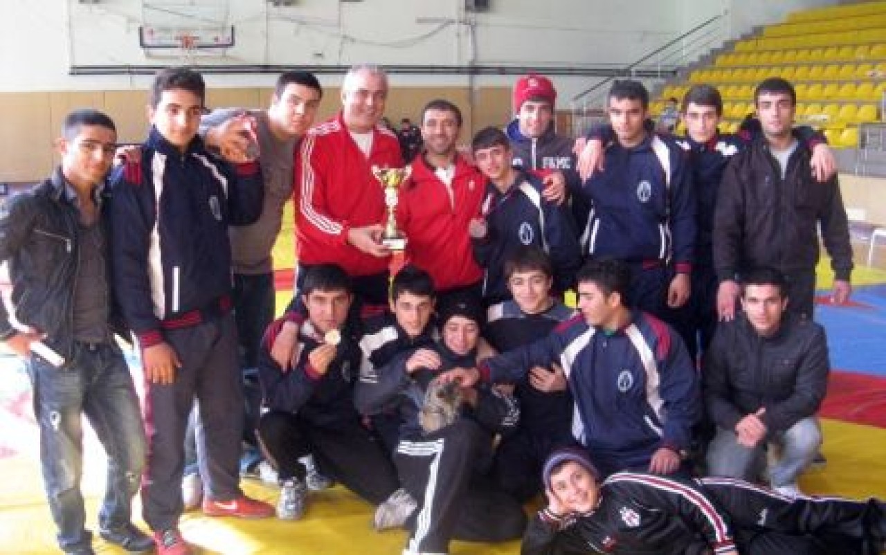 Esenyurt Güreşte ve satrançta dereceye girdi