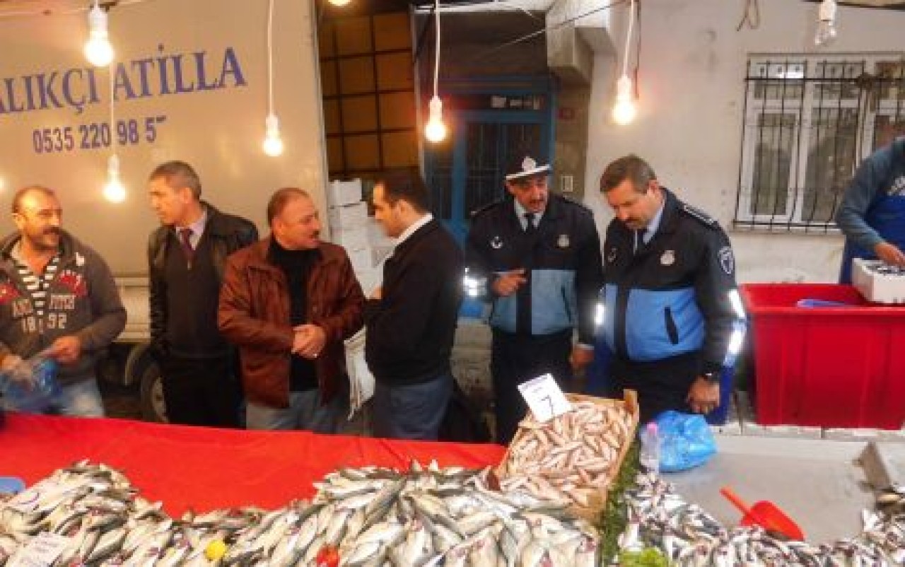 Zabıta balıkçıları çembere aldı