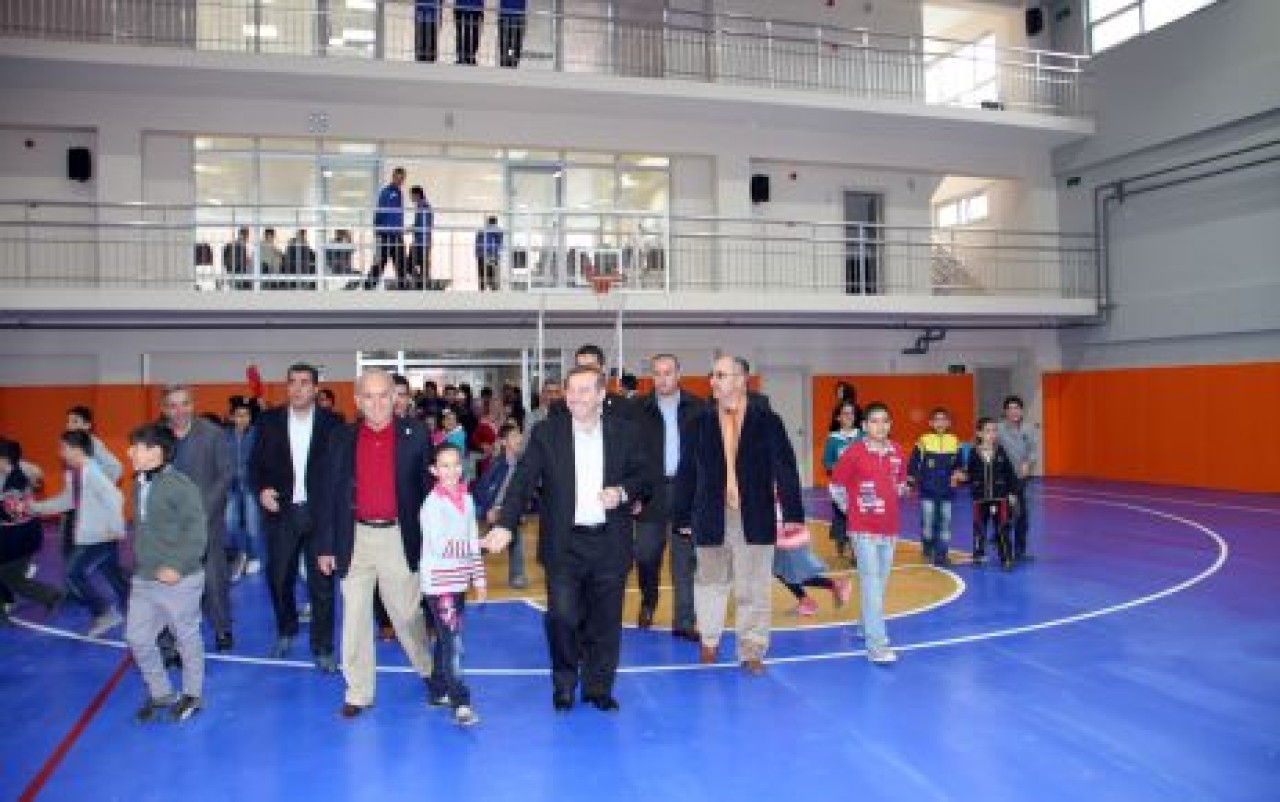 Merkez İlköğretim Kapalı Spor Salonu açıldı