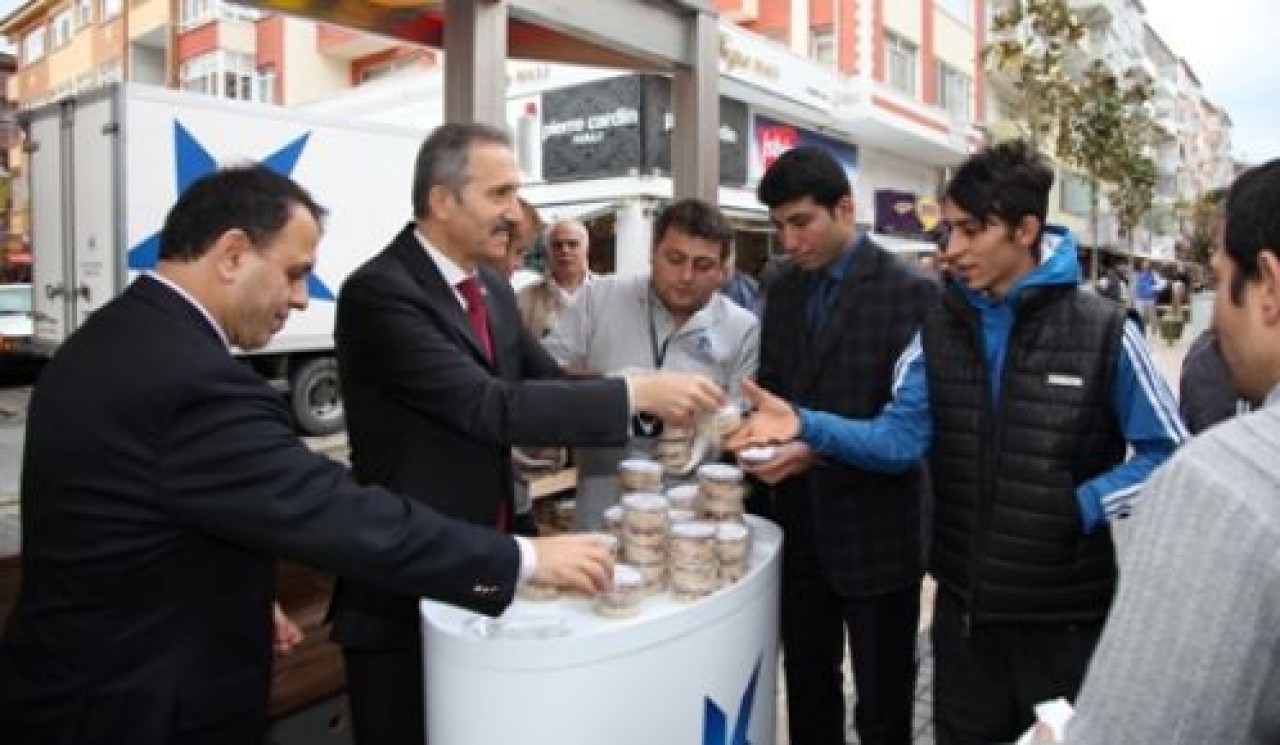 Aziz Yeniay, aşure dağıttı