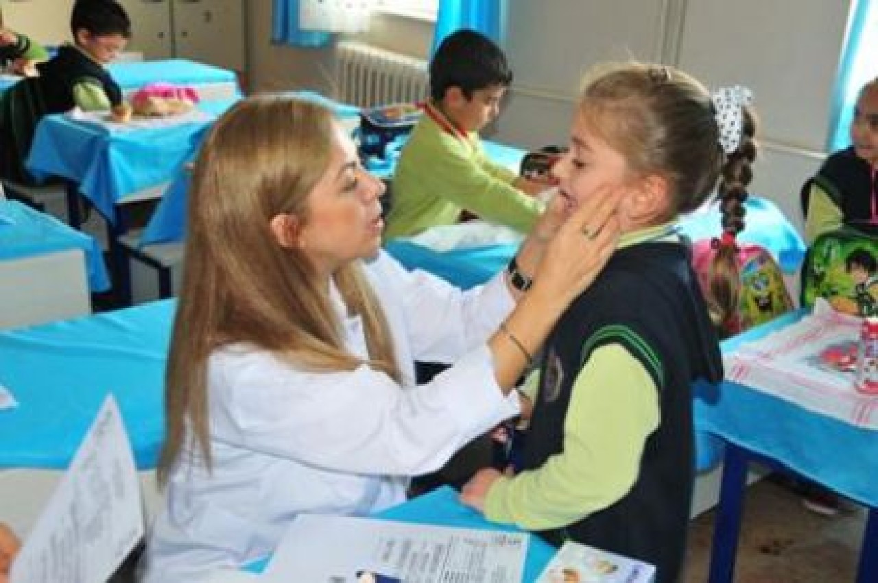Öğrencilerin diş taramalarına devam ediliyor
