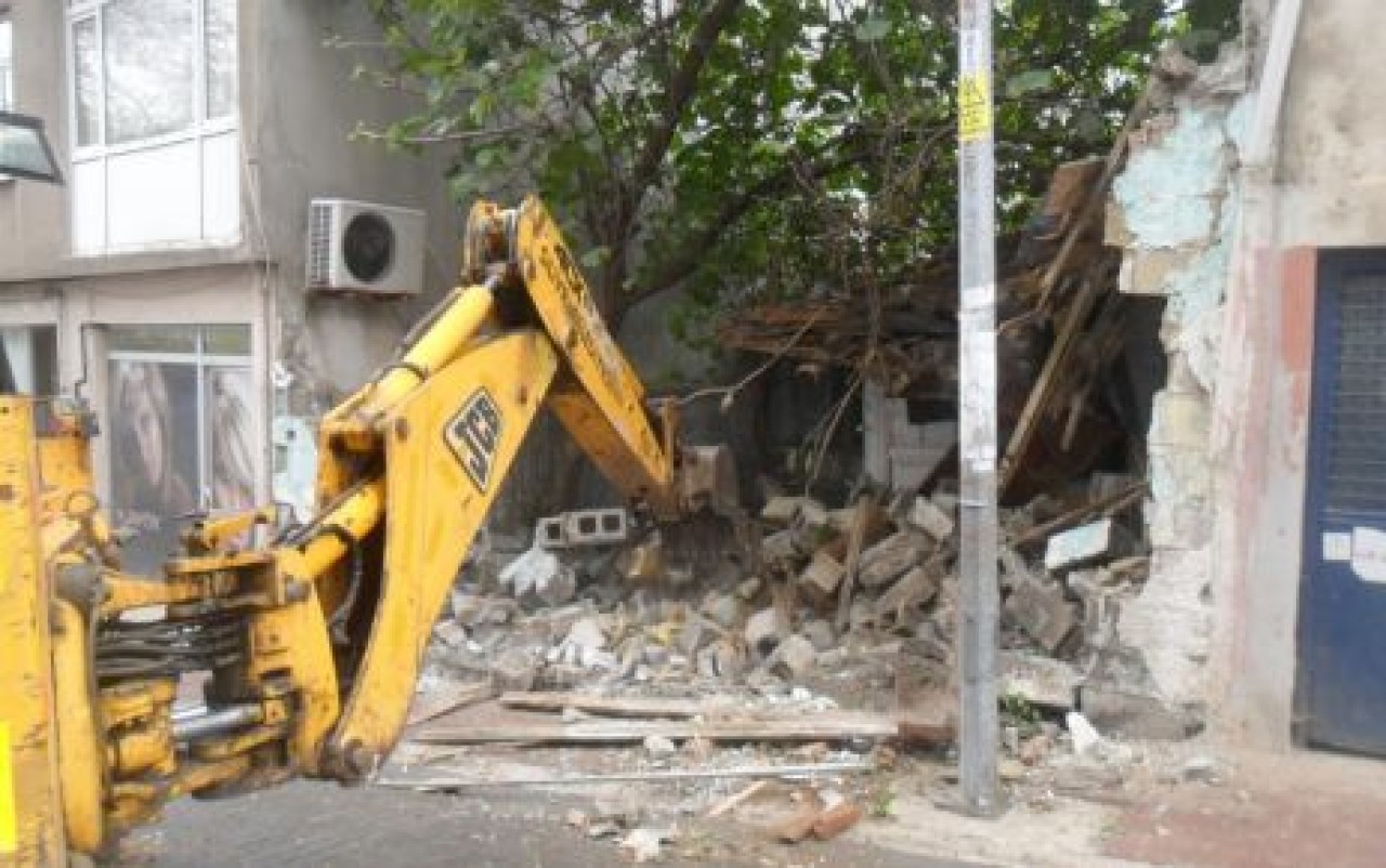 Tehlike yaratan binalar yıkıldı