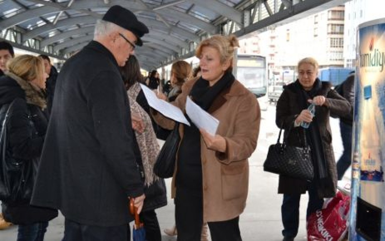 Metrobüs eziyetine karşı imza kampanyası