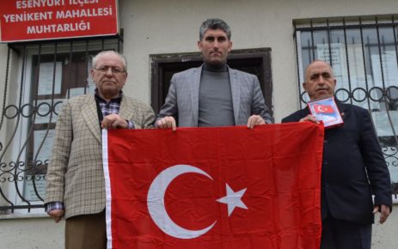 3400.Bayrağı Yenikent Muhtarına verdi