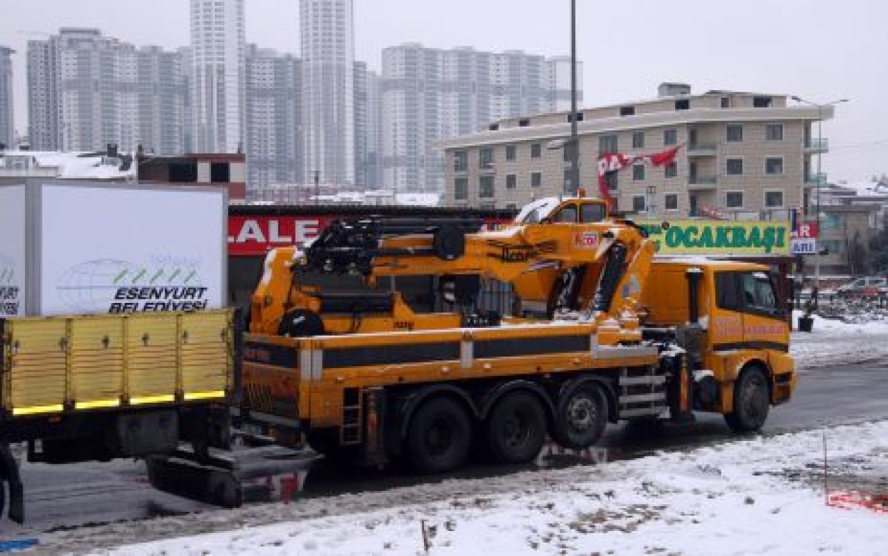 Esenyurt’ta kar çalışmaları devam ediyor