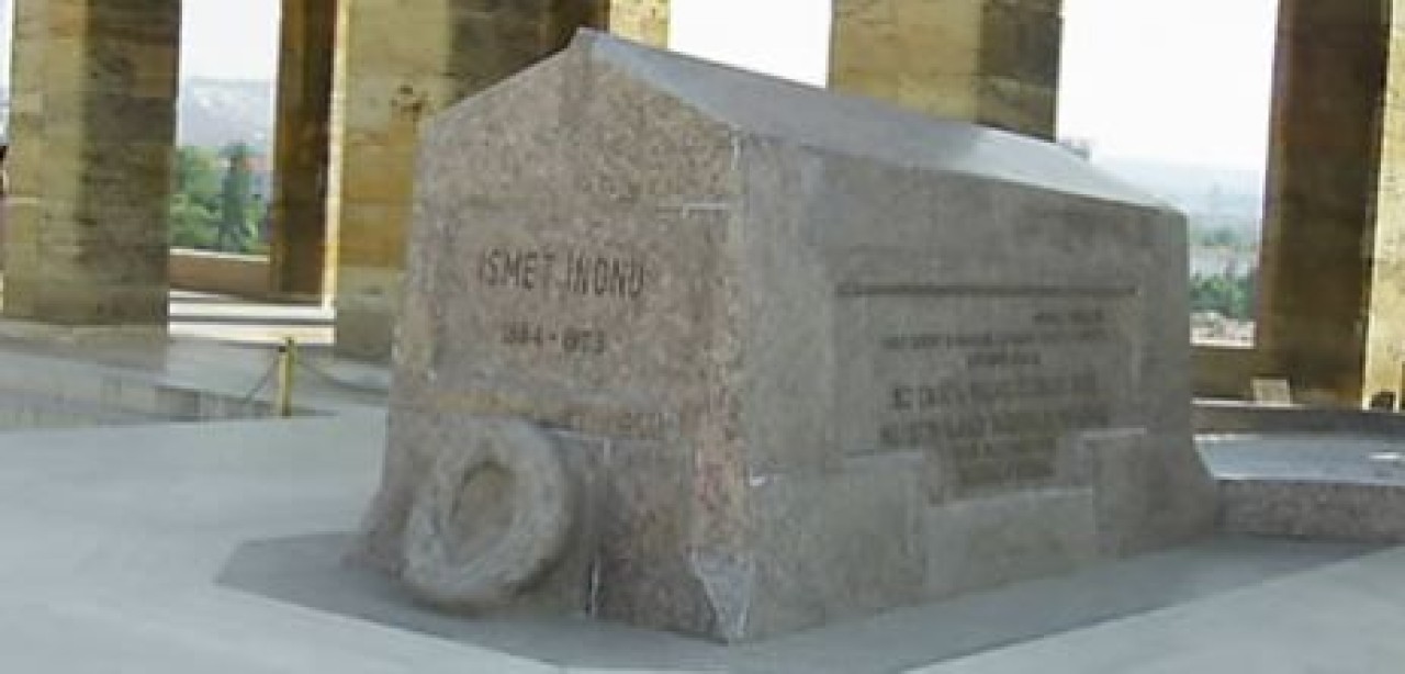 İsmet İnönü, kabri başında anıldı