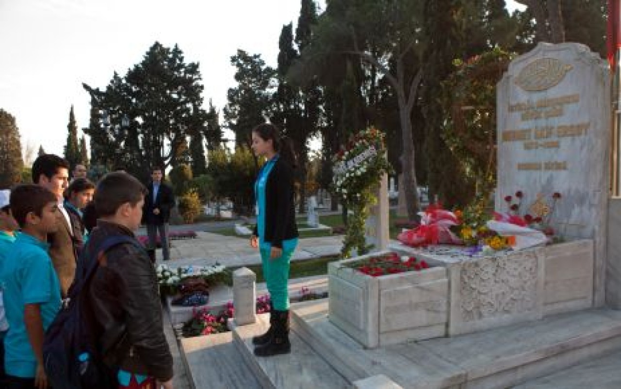 İstiklal şairi kabri başında anıldı