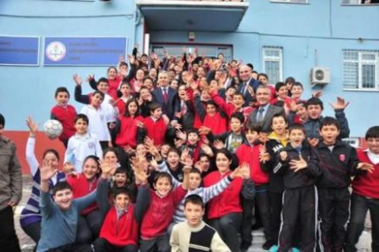 Uzun’un öğrenciler ile futbol keyfi