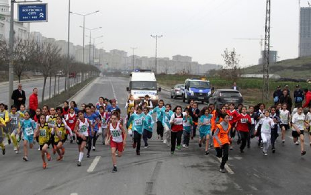 GENÇ SPORCULARDAN KIYASIYA REKABET