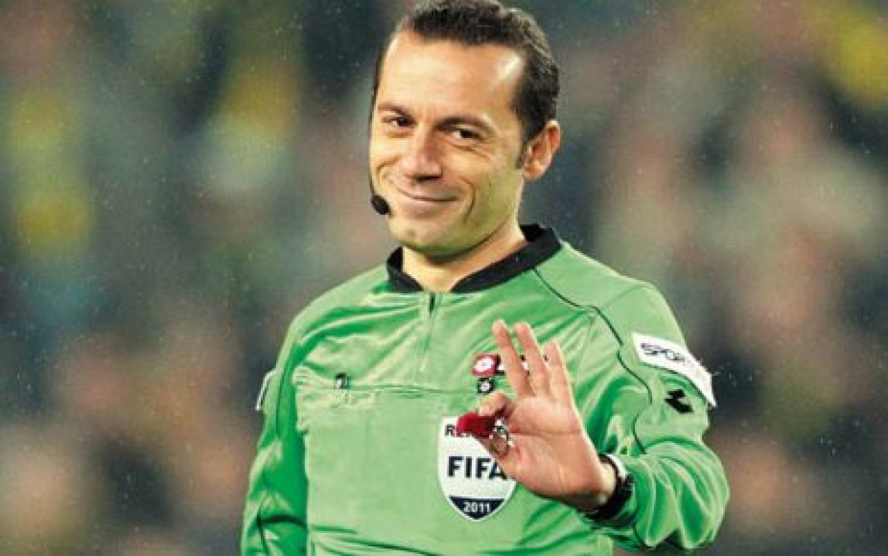 2012 yılının en iyi hakemi: Cüneyt Çakır