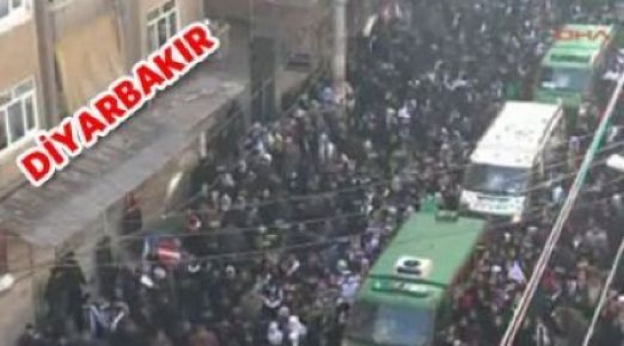 Cenazeler tören yerine götürülüyor