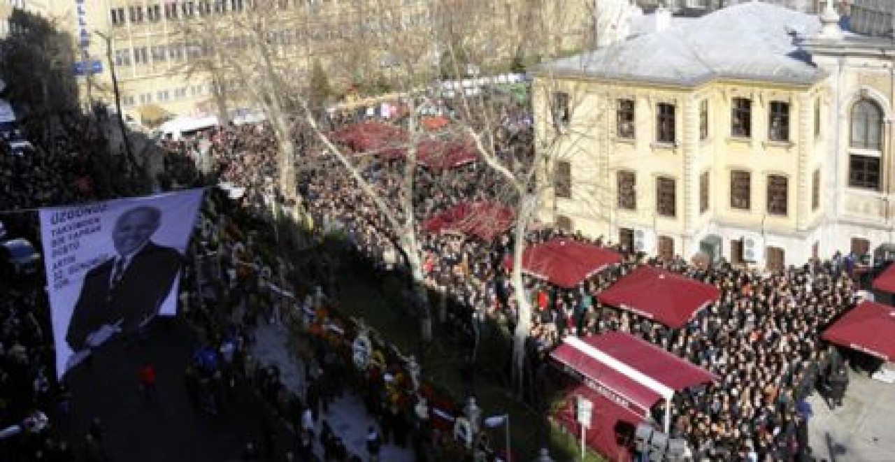BİRAND SEVGİSİ CAMİ AVLUSUNA SIĞMADI