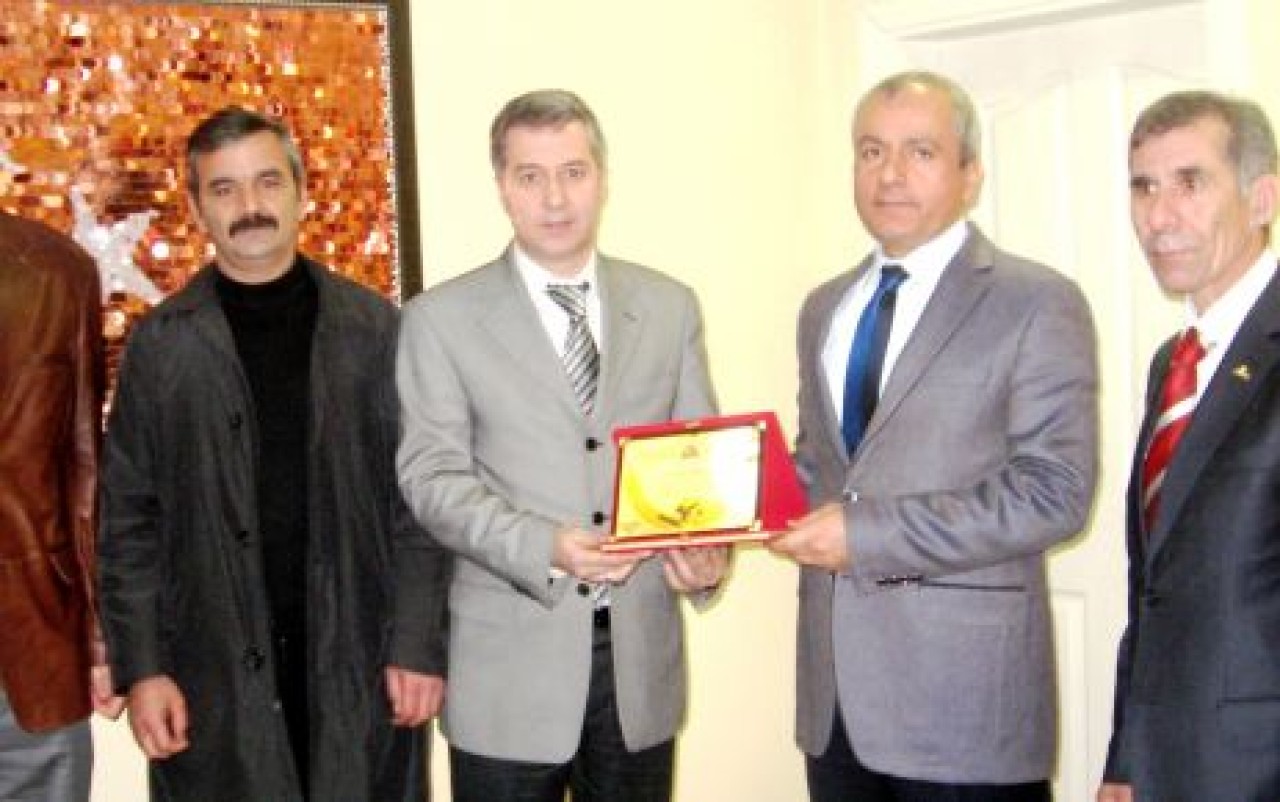 Başkan Erol’dan Kaymakam Yurdakul’a plaket