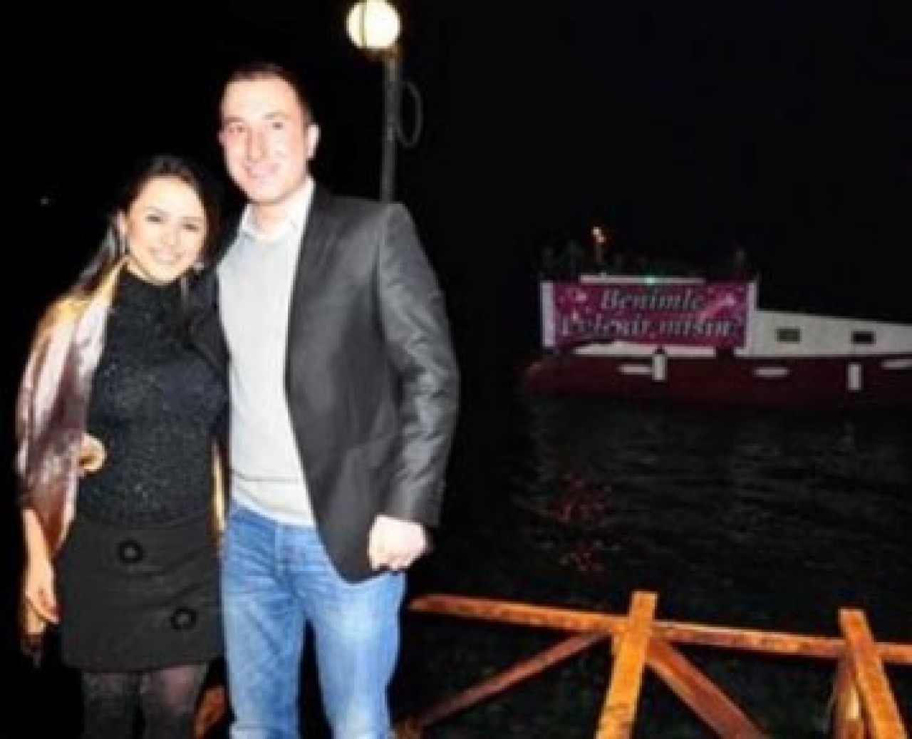 Pankartlı, kemanlı evlilik teklifi