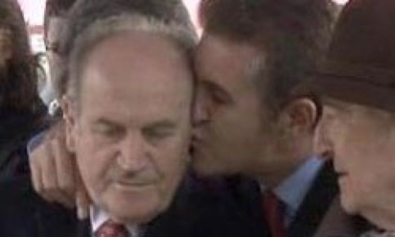 Sarıgül'den Topbaş'a güldüren öpücük