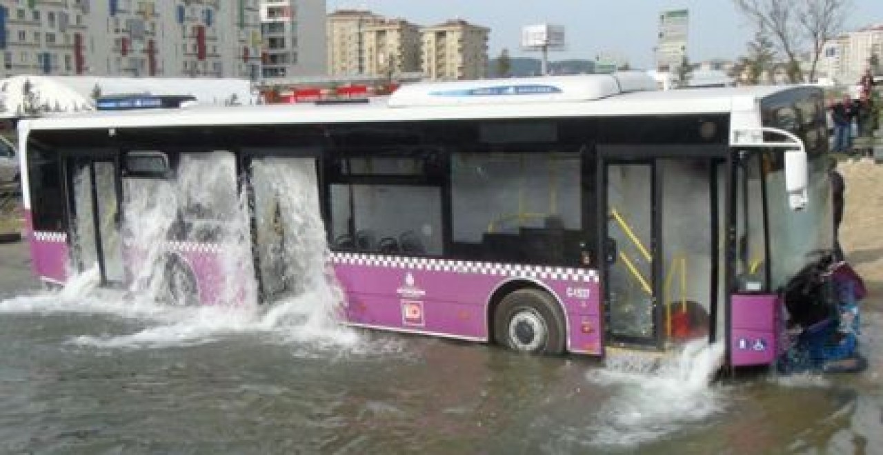 Belediye Otobüsünü Su Bastı
