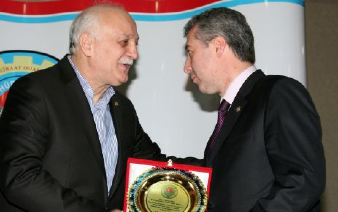 Bayraktar’dan Erol’a başarı plaketi