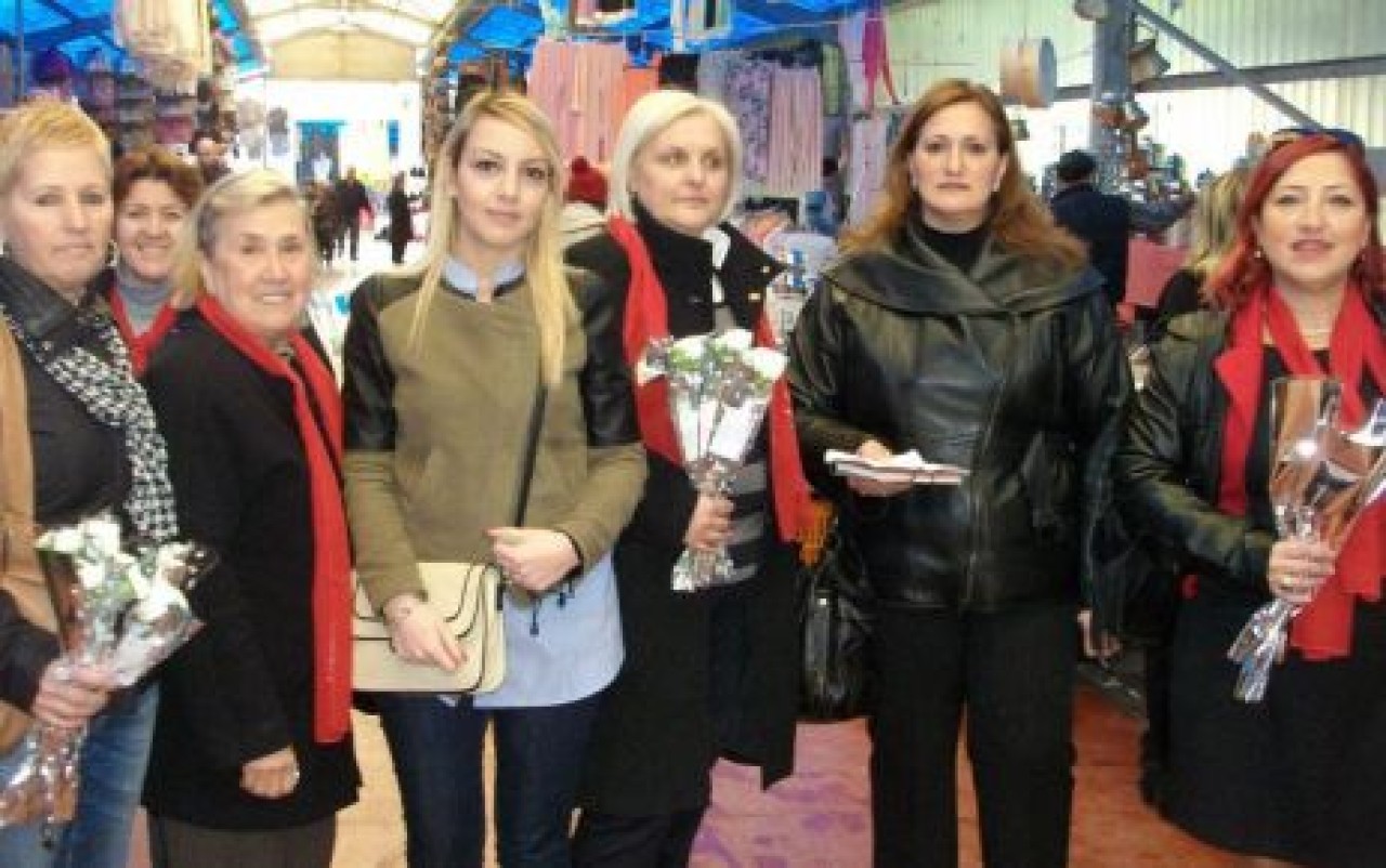 KADIN KOLLARI KARANFİL DAĞITTI