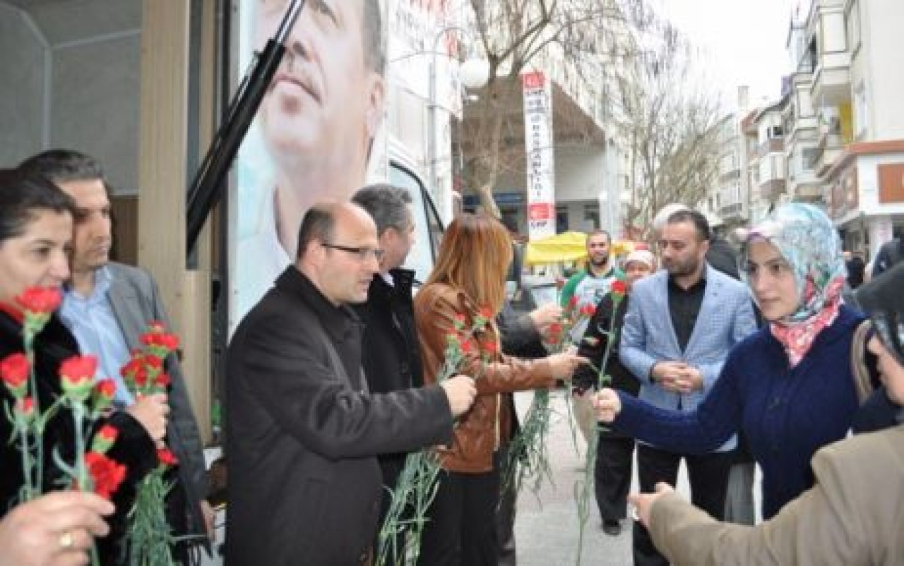Babayiğit karanfil dağıttı