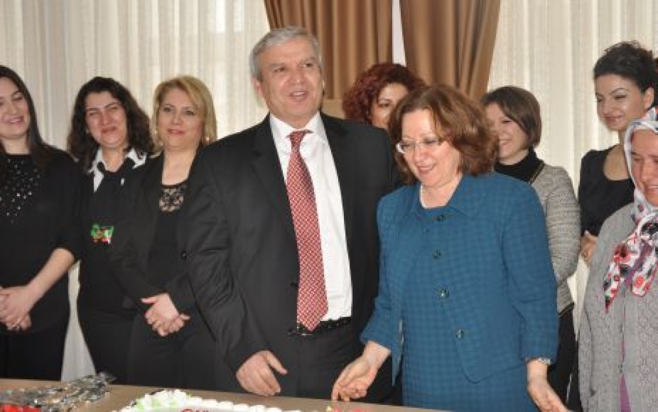 Kaymakam Keserden’ Kadınlara jest