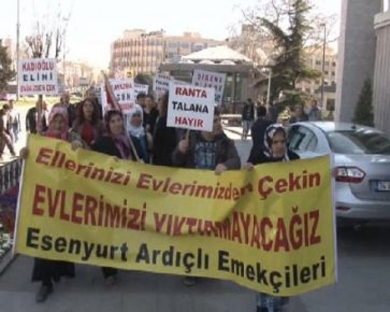 Esenyurt sakinleri İBB önünde halaylı eylem yaptı.